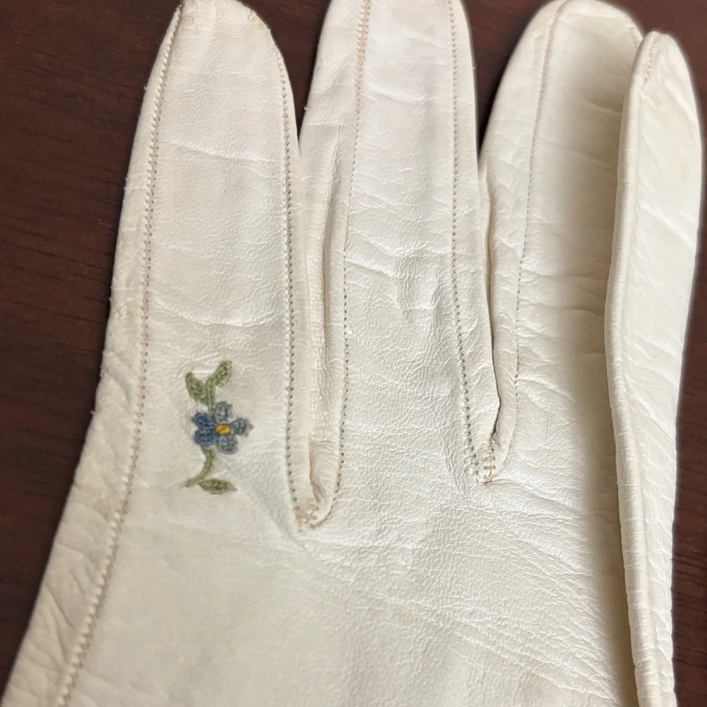 Embroidered Soft Leather embroidered gloves off white size small Vintage